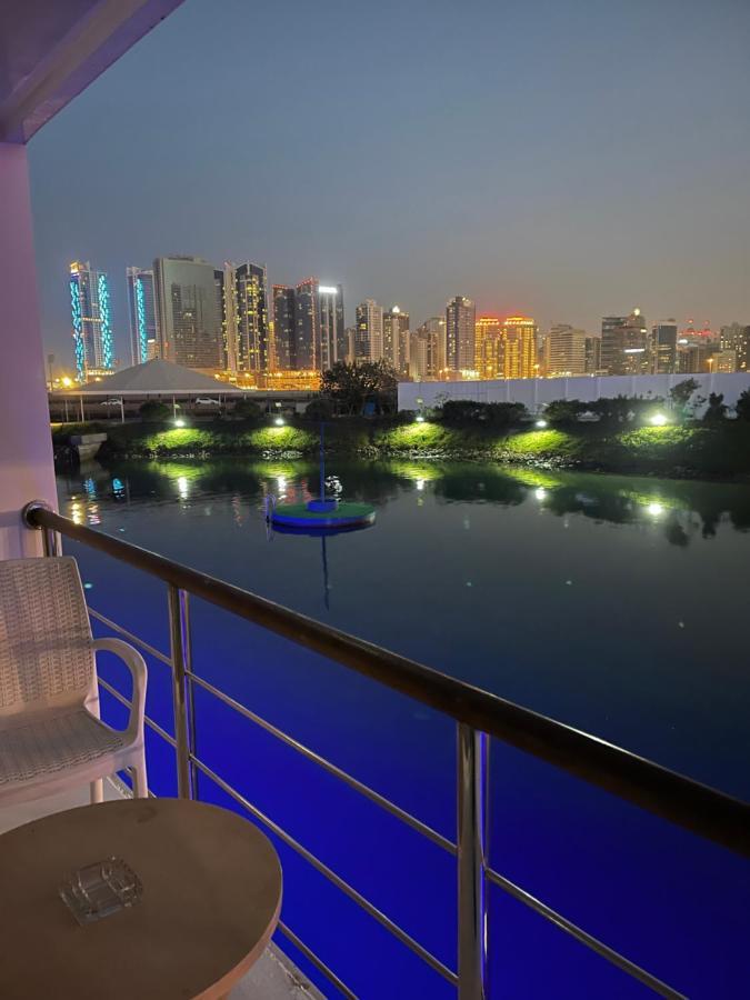 C Hotel Manama Luaran gambar