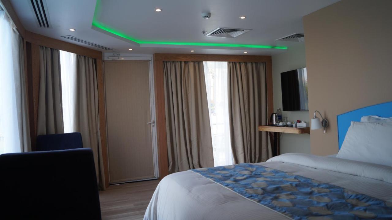 C Hotel Manama Luaran gambar